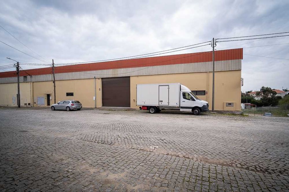 Armazém Industrial em Paços de Brandão com 304 m²