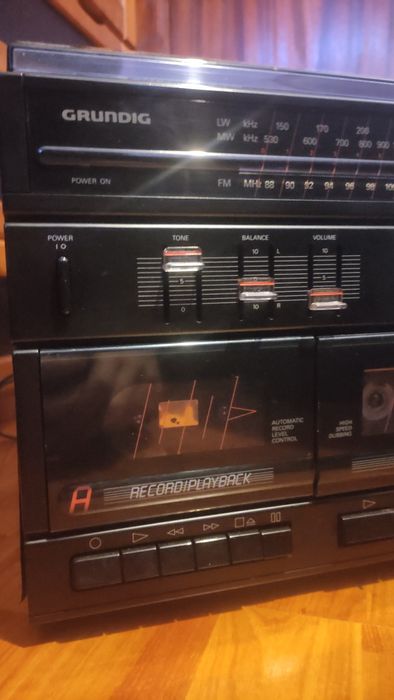 Vira discos com leitor de cassetes e rádio