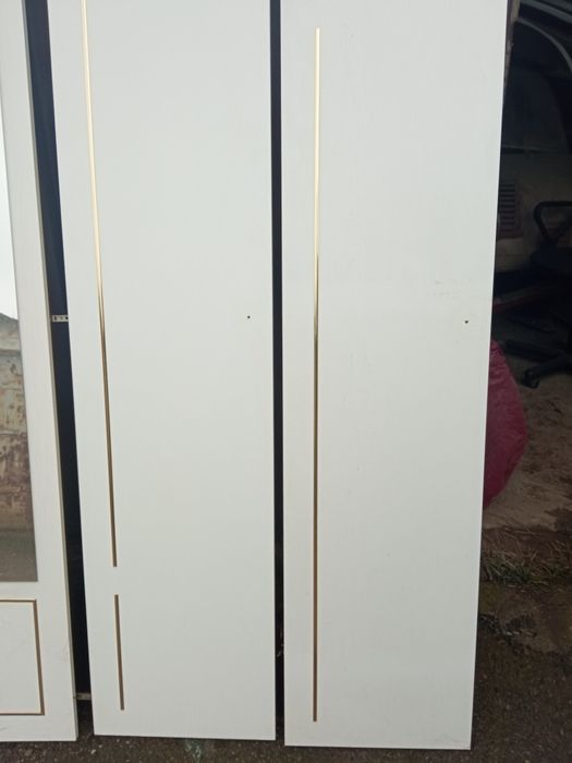 Продам чотири дверки до шафи білого кольору.