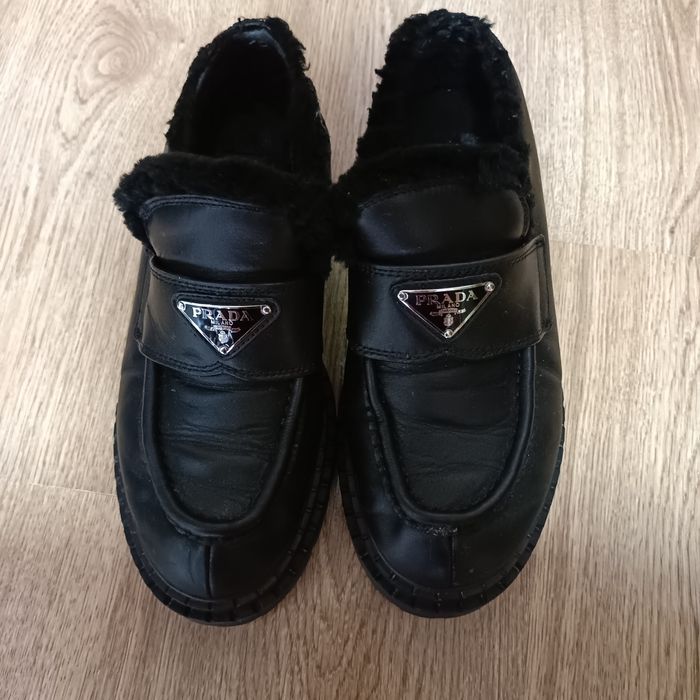 Жіночі лофери Prada з хутром