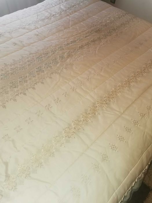COLCHA BRANCA DE CETIM COM FLORES BORDADAS