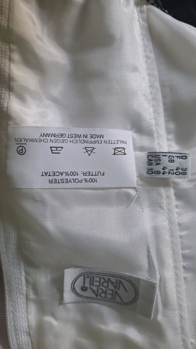 czarno biała elegancka sukienka midi z kokardą