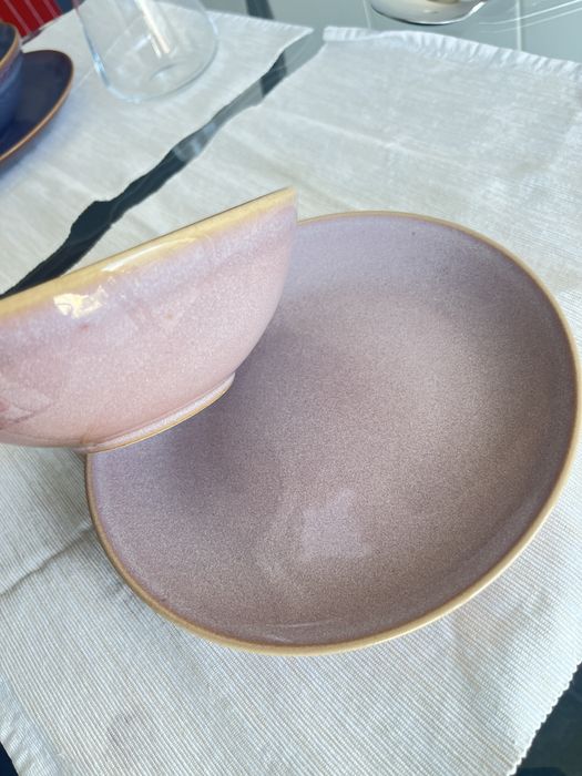 2 conjuntos de prato e taça rosinha e roxo