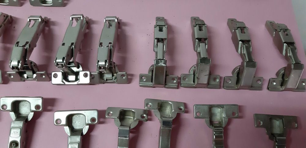 Dobradiças para armários e móveis