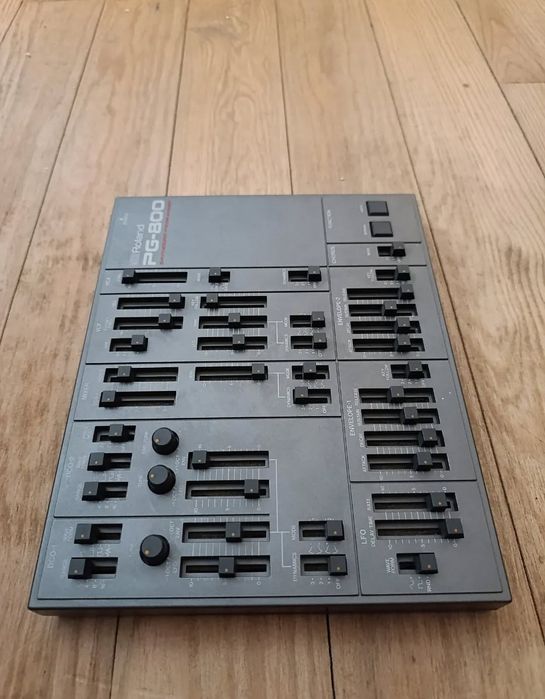 Sintetizador Roland PG-800