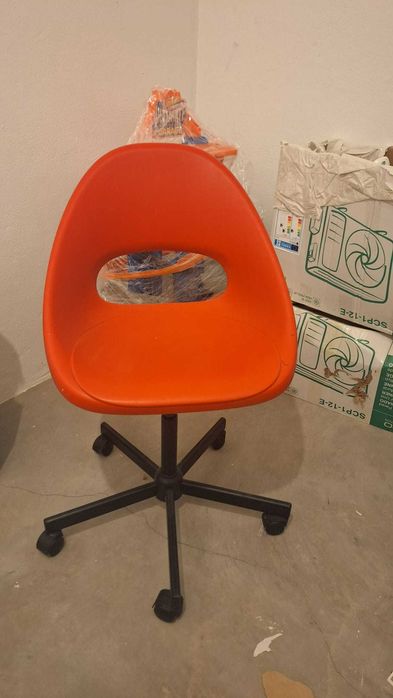 Cadeira de secretária vermelha