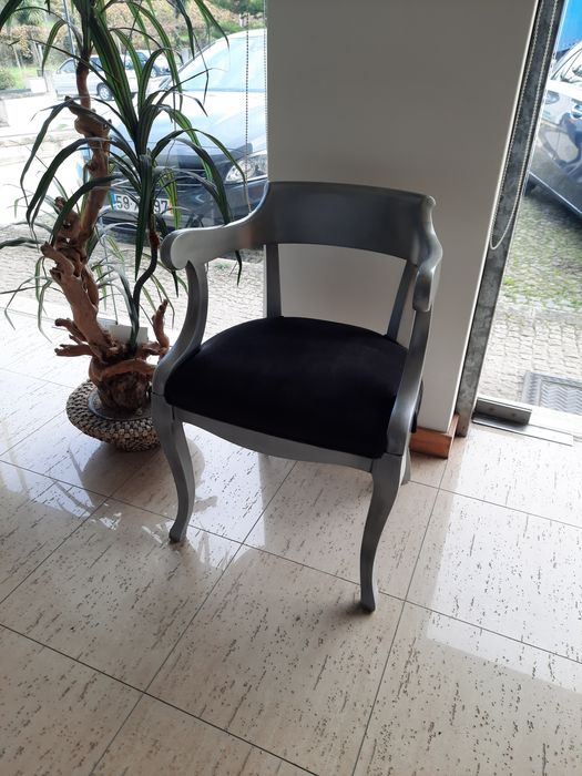 Cadeira cinza em veludo preto