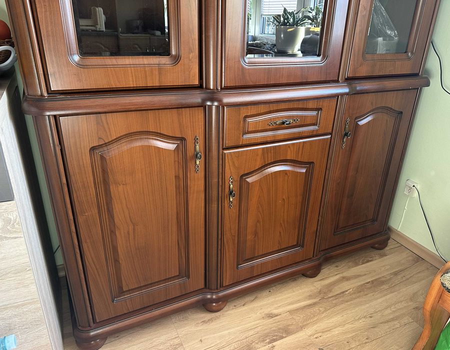 Szafa, ciemno brązowy mebel kuchenny, do pokoju.