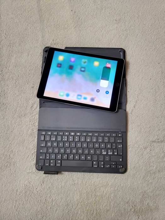 iPad Pro 9.7" 128 гб neverlock з клавіатурою
