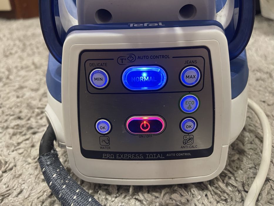 Праска. Утюг Tefal з паровою станцією