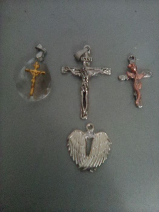 Cruz com flor e outros banhados a ouro.