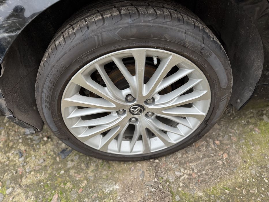 Оригинальные диски с резиной 235.45.18 toyota camry 70
