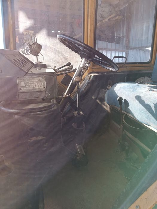 Трактор з документами.