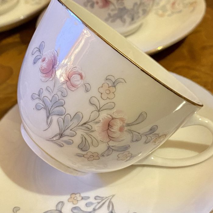 Komplet pięciu porcelanowych filiżanek.