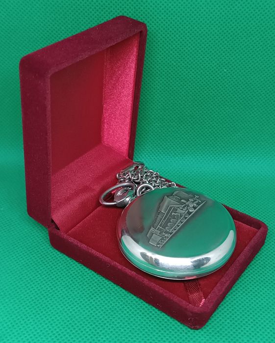 Часы  карманные Молния "Паровоз" в футляре с цепочкой.