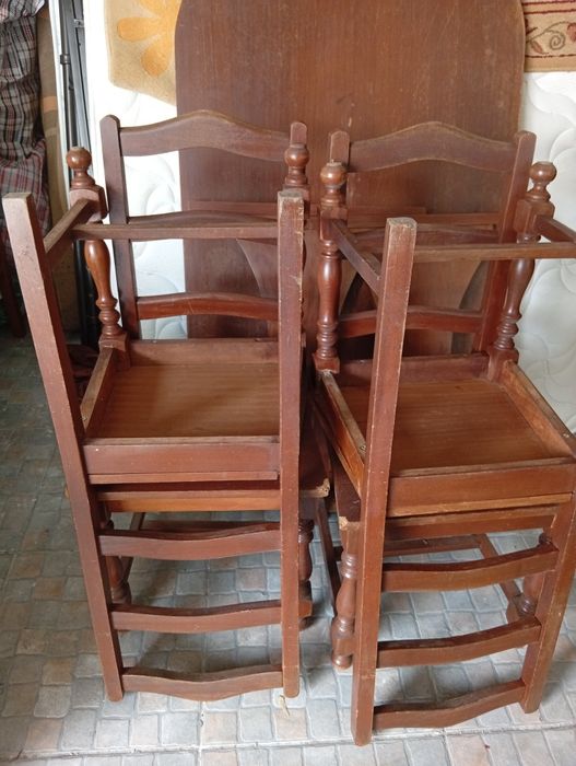 Mesa de cozinha e quatro cadeiras