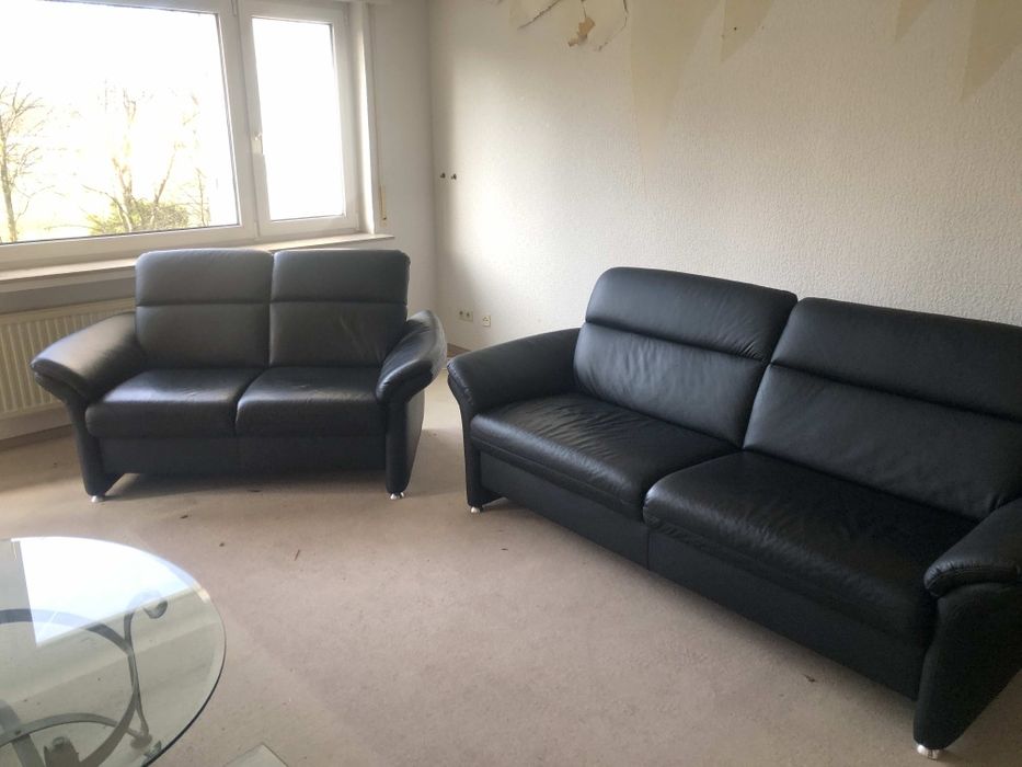 Шкіряні тримісні чорни дивани.  Не розкладаються.  Німеччина
