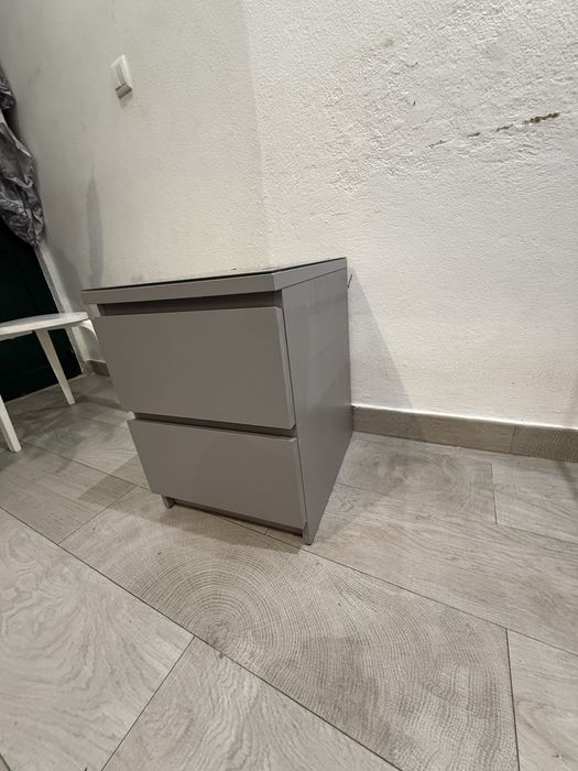 Mesa de cabeceira cinza com tampo em vidro