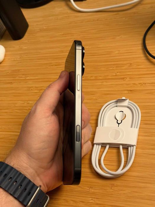 iPhone 16 Pro Max titânio preto, 256GB, bateria a 94%, com AppleCare+