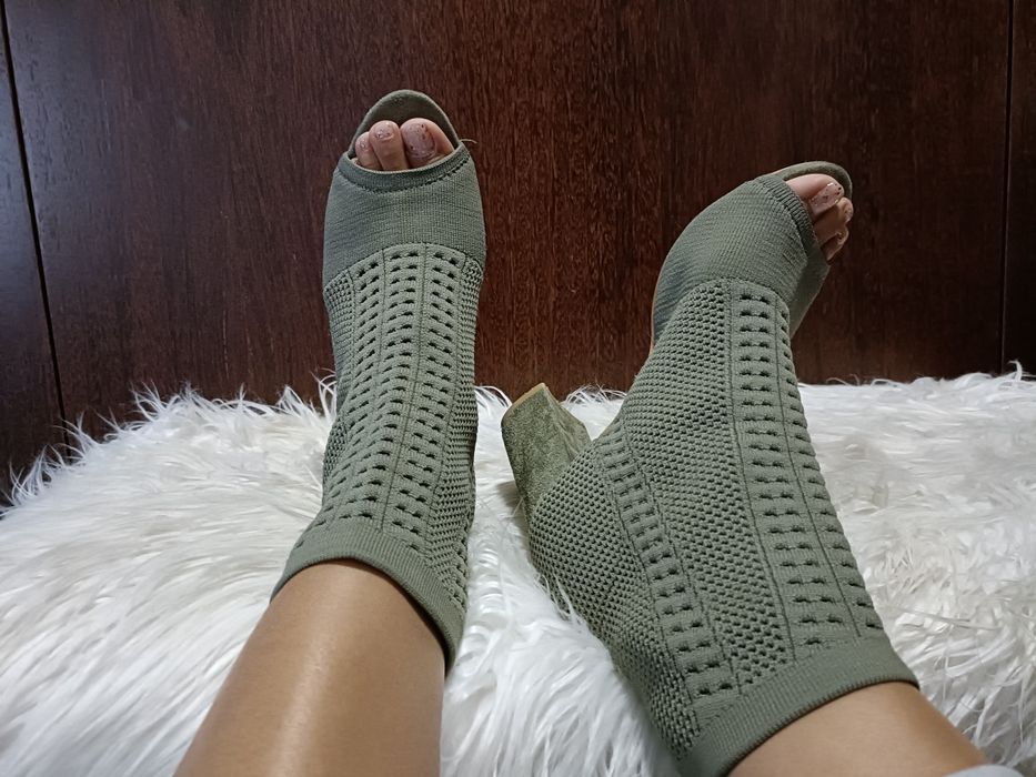 Botins peep toe em tecido verde-seco