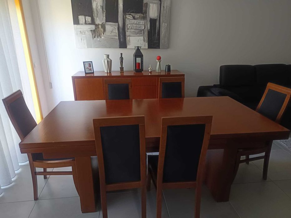 Mesa extensível e cadeiras de sala de jantar