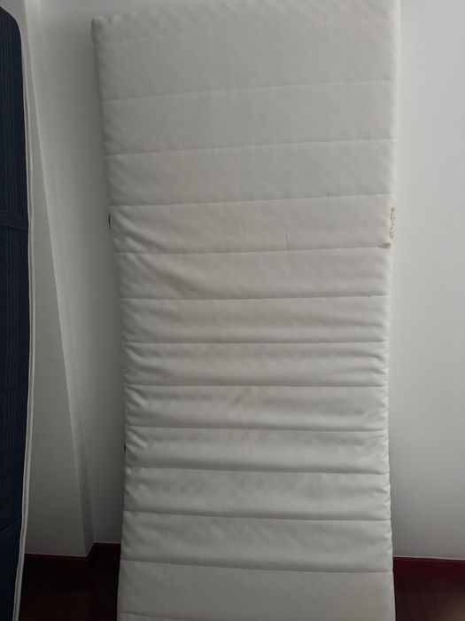 Cama solteiro, com arrumação