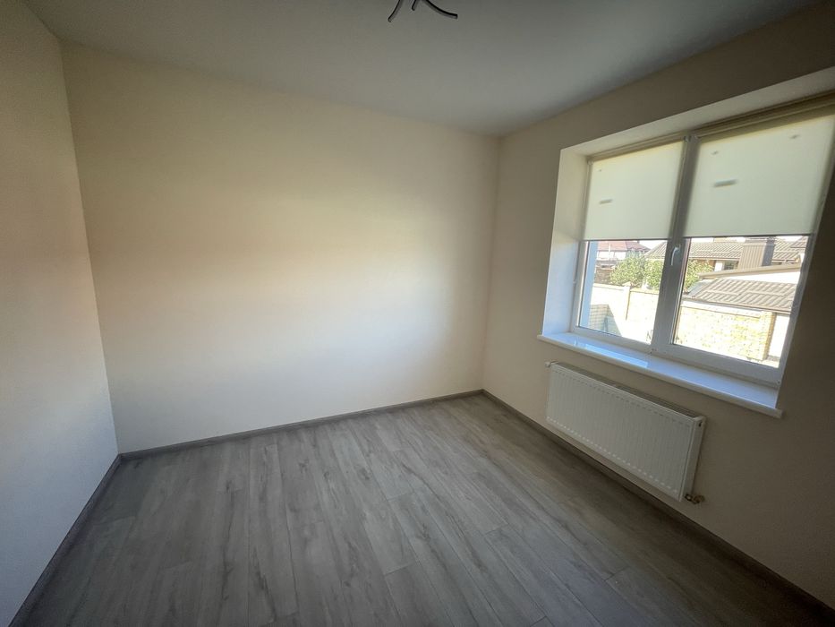 Котедж з ремонтом та великою ділянкою