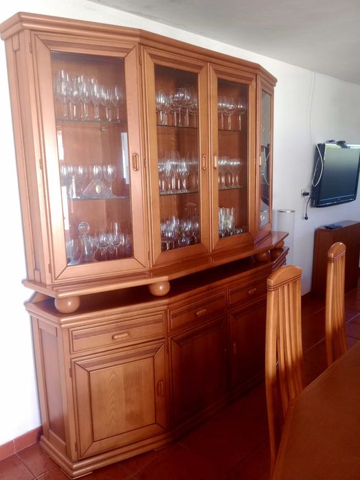 Mesa e móvel de jantar