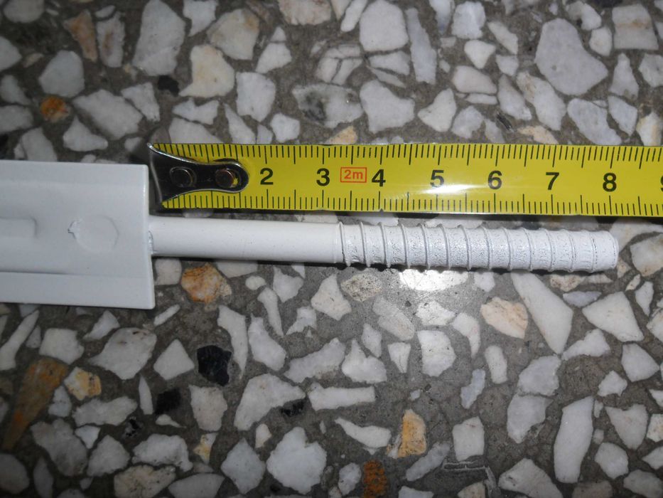 Wieszak wkręcany biały