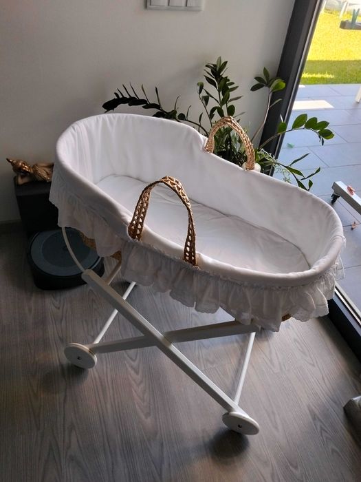 Berço Moisés vime com folhos em suporte