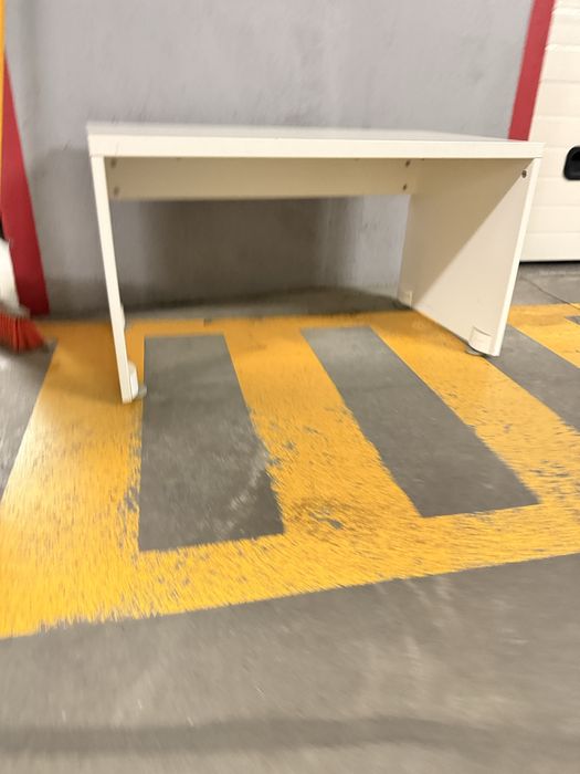 Duas bancadas (2) para quarto de crianca com 1 bau.