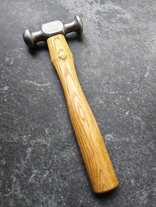 Stary młotek blacharski, odnowiony, kolekcjonerski