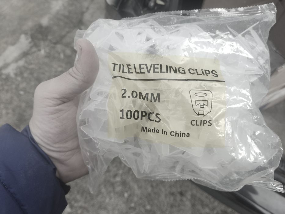 Alicate e cunhas para aventar azulejo