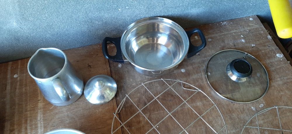 Vários utensílios em inox e alumínio