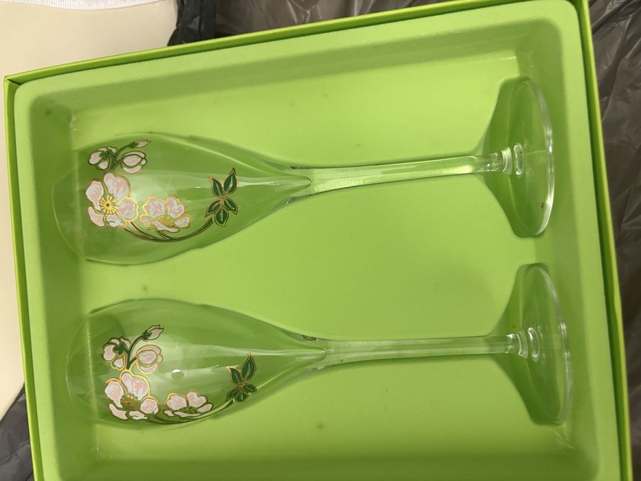 Par de taças de champanhe Perrier-Jouet pintadas à mão