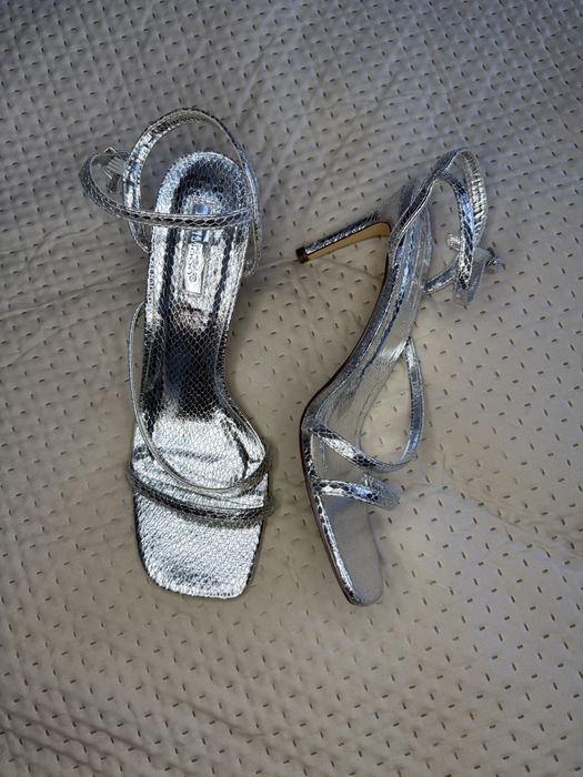 Piękne srebrne szpilki wysoki obcas Primark 40