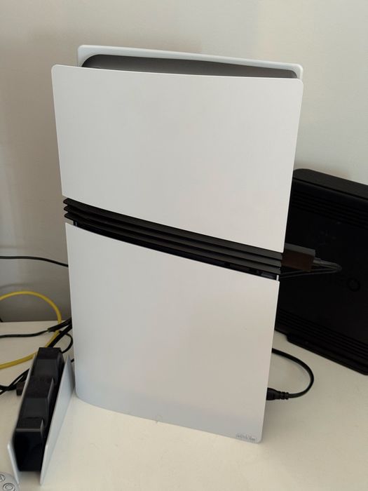 PS5 PRO 2TB C/Comando e Carregador de comandos. Excelente estado!