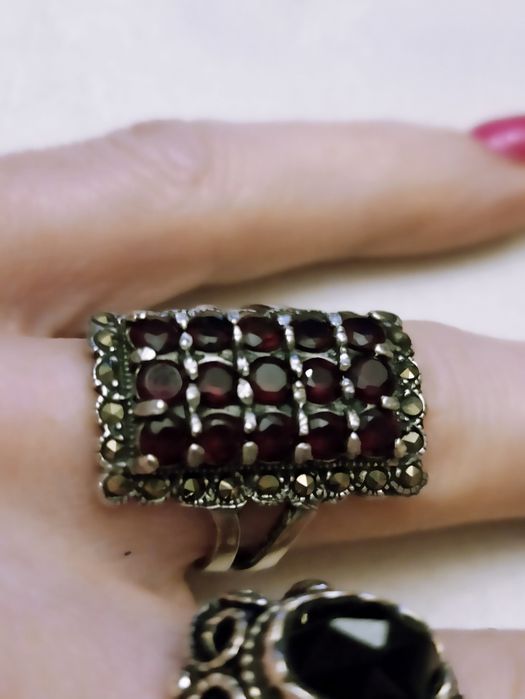 srebrny stary pierścionek z granatami i markazytami duzy i piękny