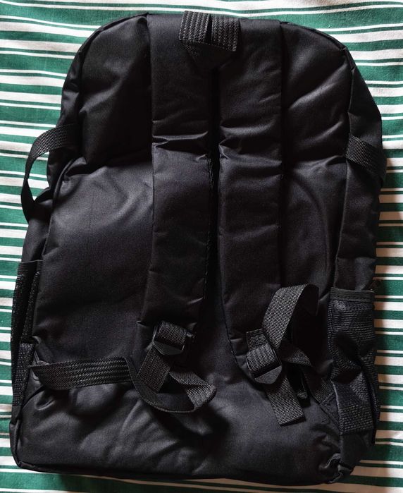 Mochila Preta+12 lápis cera e 12 lápis cor+2 cadernos A4 em oferta!