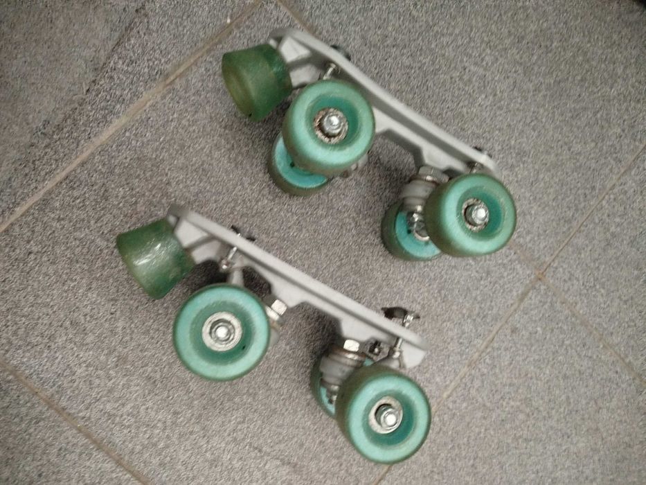 Patins de criança, adaptáveis a sapatilhas.