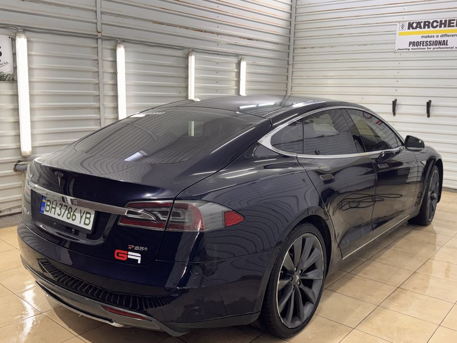 Tesla model s P85+. 2013