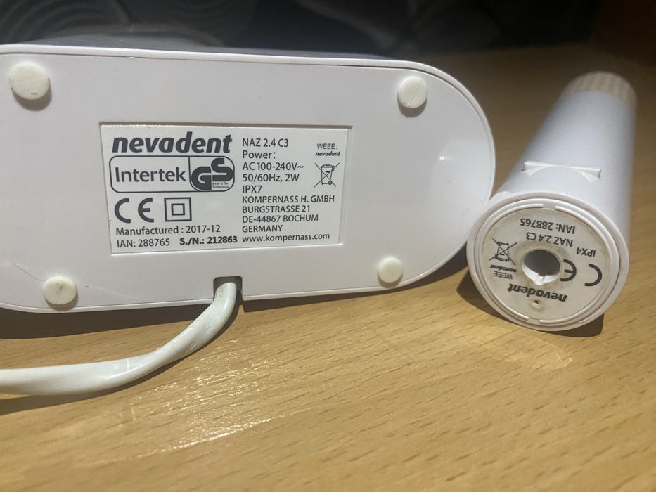 elektryczną szczoteczkę do zębów Nevadent z ładowarką.