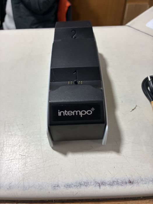 Vendo carregador de comandos da ps5 da para dois comandos