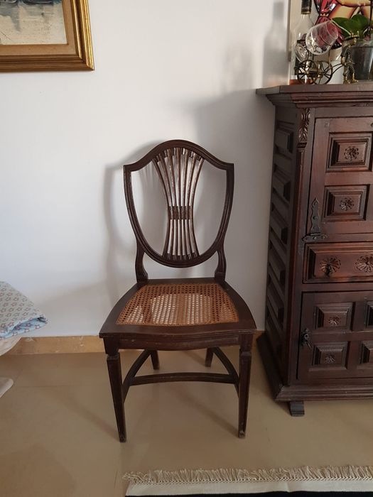 Cadeira antiga modelo Dona Maria.