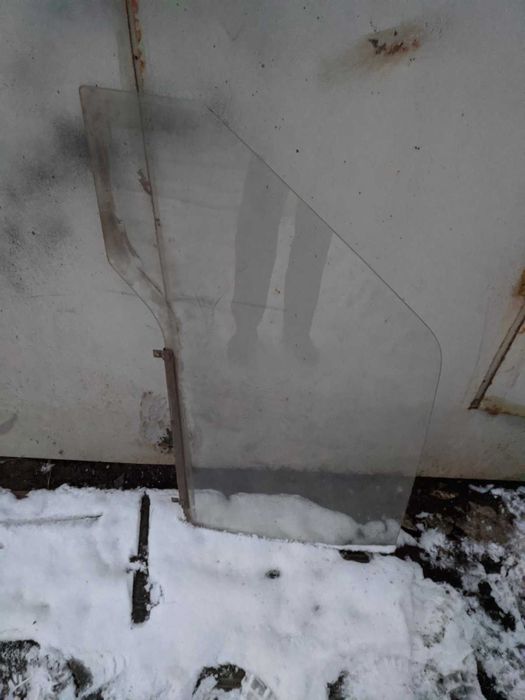 TOYOTA 68112-95J00 Скло передніх дверей  Hi-Ace 86-89 р.в.