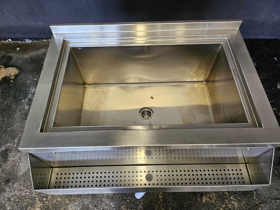 Cuba em inox com prateleira para garrafas