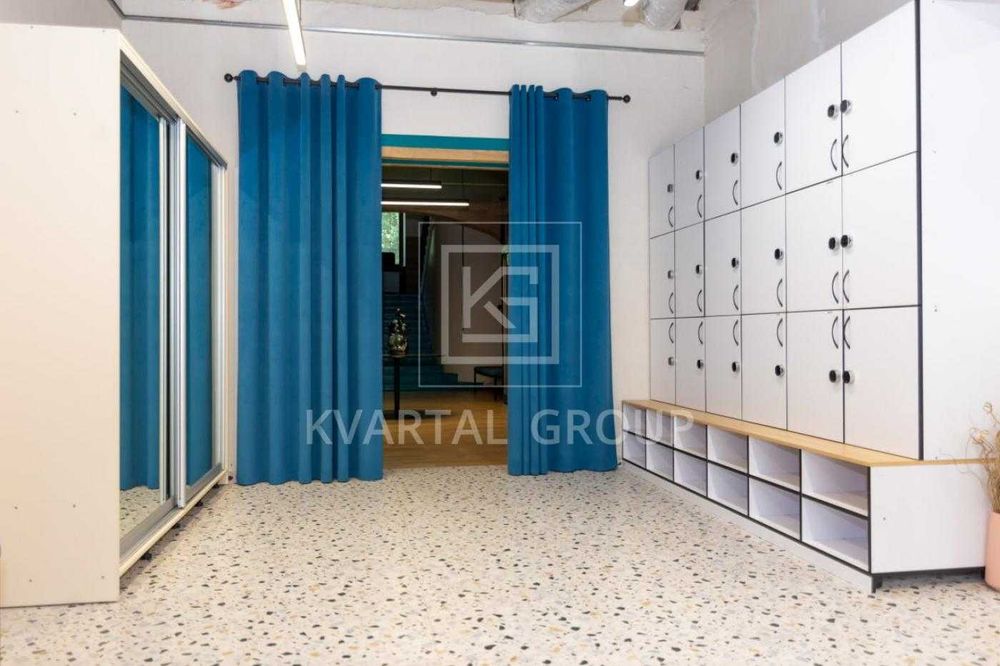 Продаж шикарного величезного будинку з власним озером