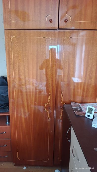 Шкаф для речей з антрисолю