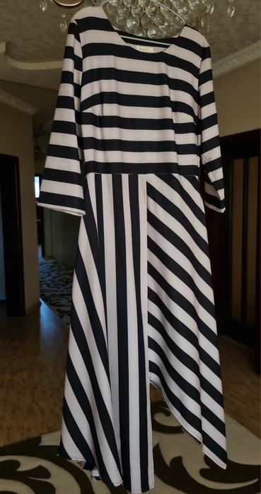 Жіноча сукня довжини міді