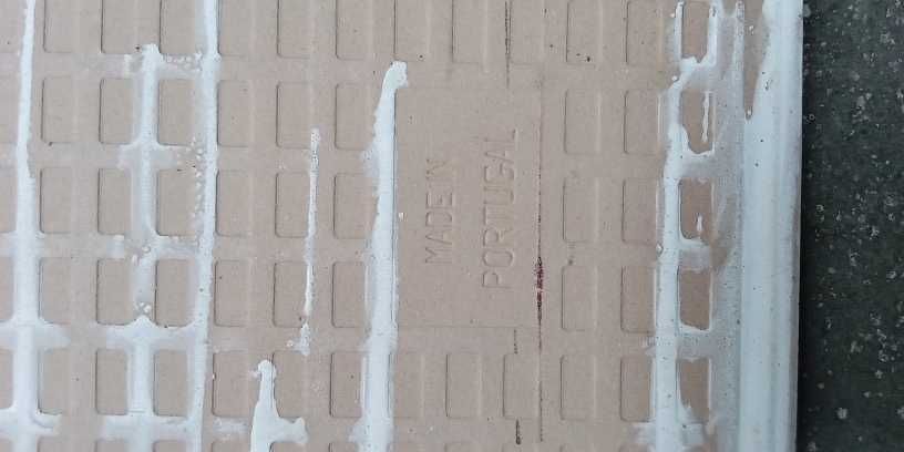 Mosaicos azuis, de   20x20 e  11 Mosaicos vermelhos, com 32x32 cms